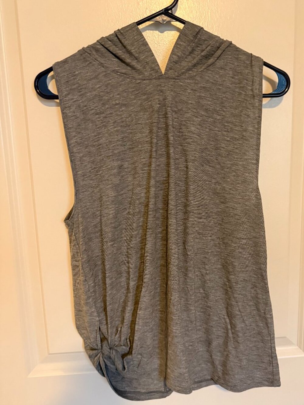 UNDER ARMOUR Women’s Breathe Sleeveless Gray Soft Light Gym Hoodie